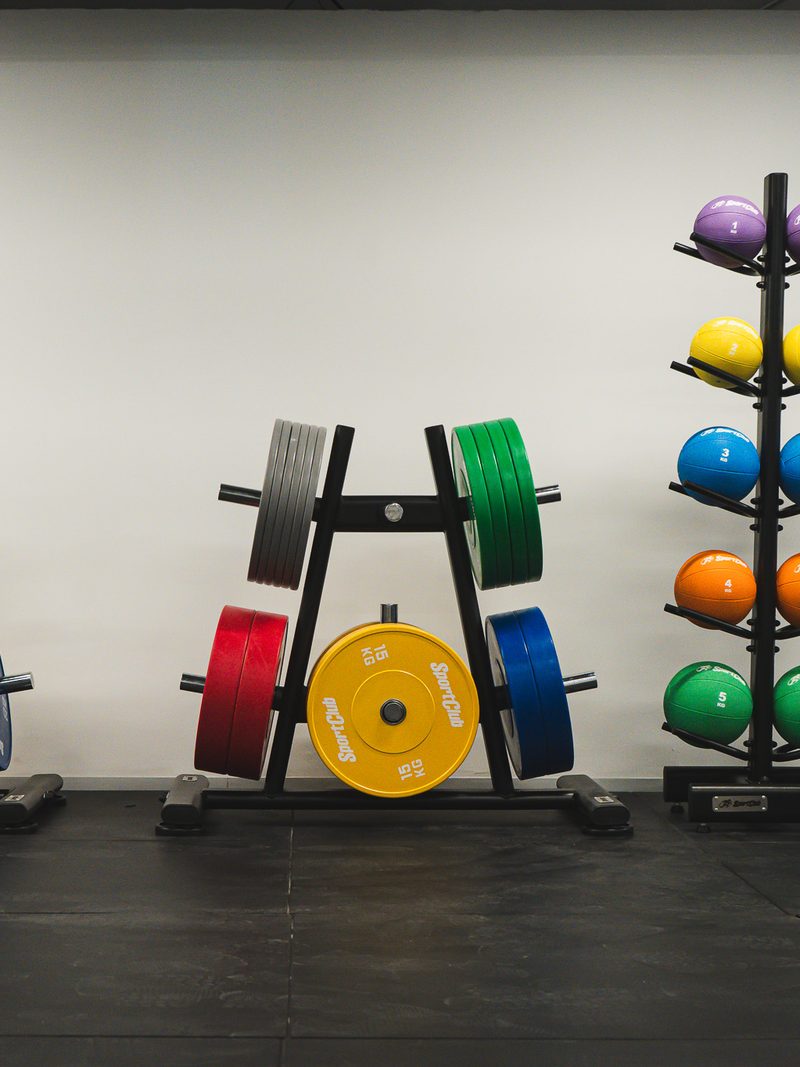 Sala de musculación de O2, con discos y balones medicinales de SportClub