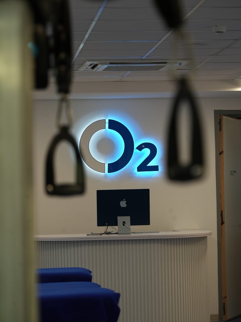 Área de kinesiología y rehabilitación de O2, con camillas y sistema de poleas