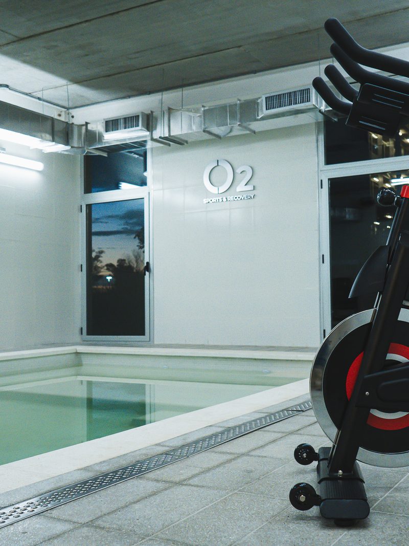 Pileta de recuperación activa de O2, con bicicletas al borde