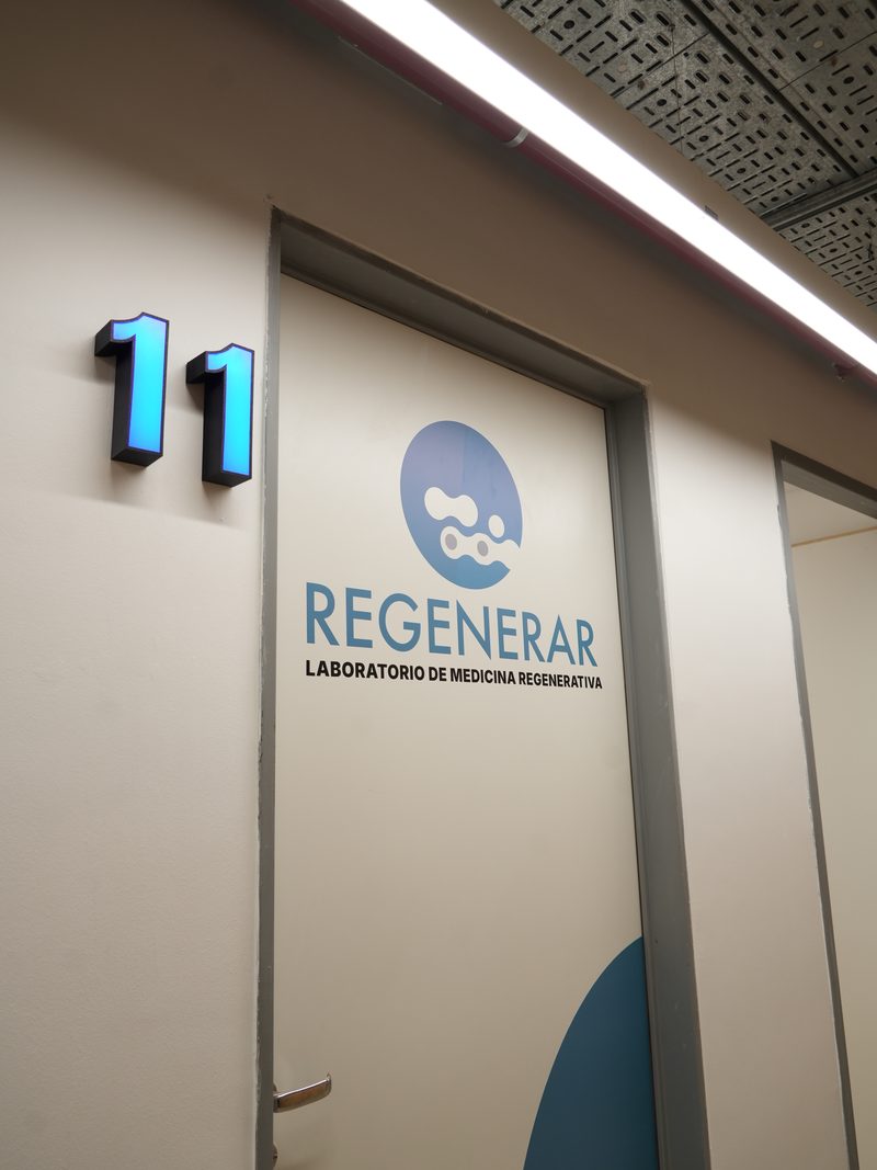 Puerta del laboratorio de medicina regenerativa Regenerar, dentro de O2