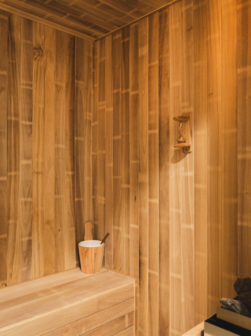 Interior del sauna seco de O2, revestido en madera