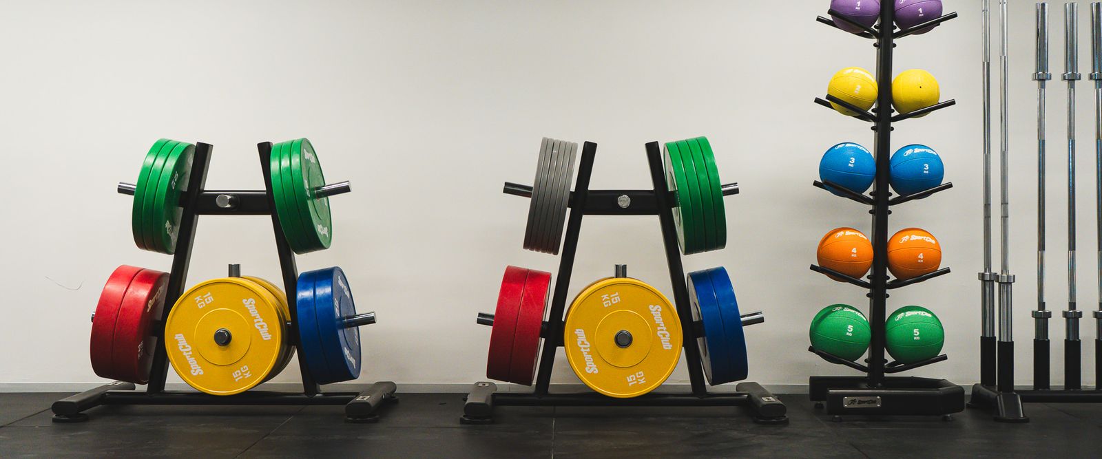 Sala de musculación de O2, con discos y balones de SportClub