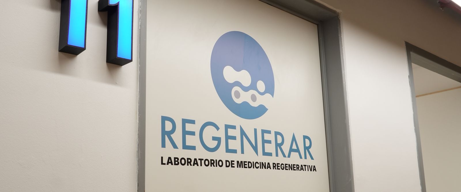 Puerta del laboratorio Regenerar, dentro de O2
